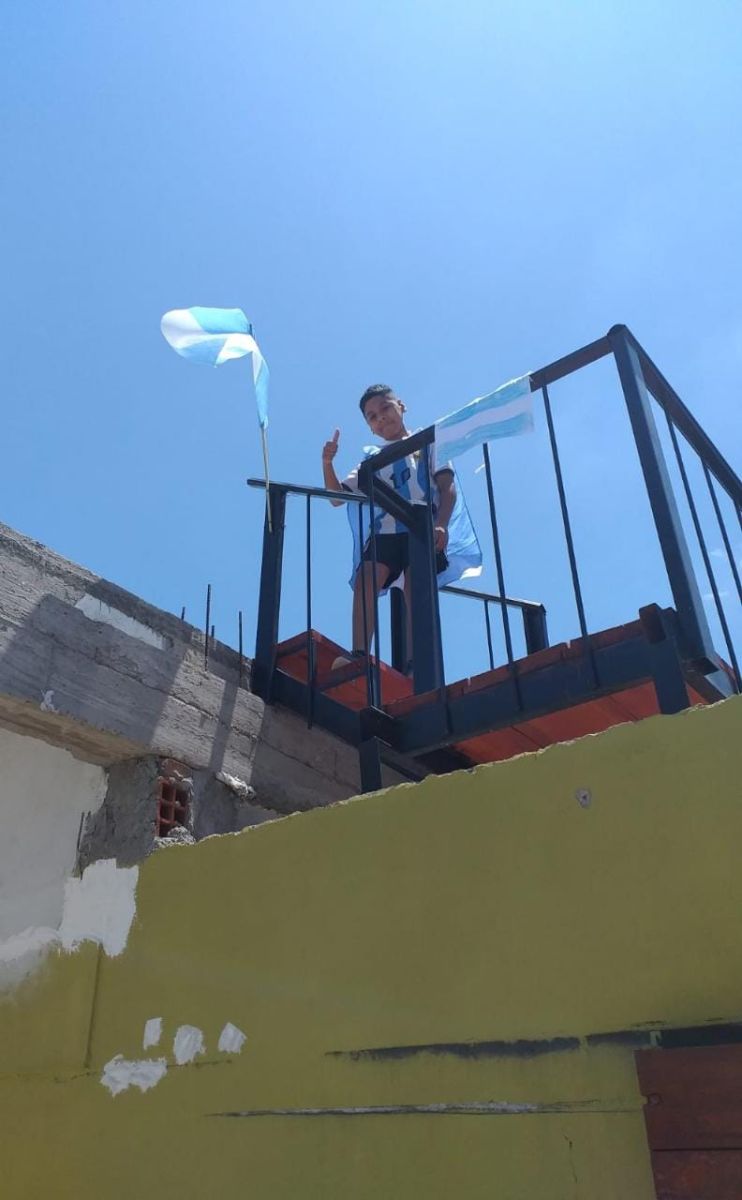 Tiziano del barrio Palermo alentando desde el balcón  