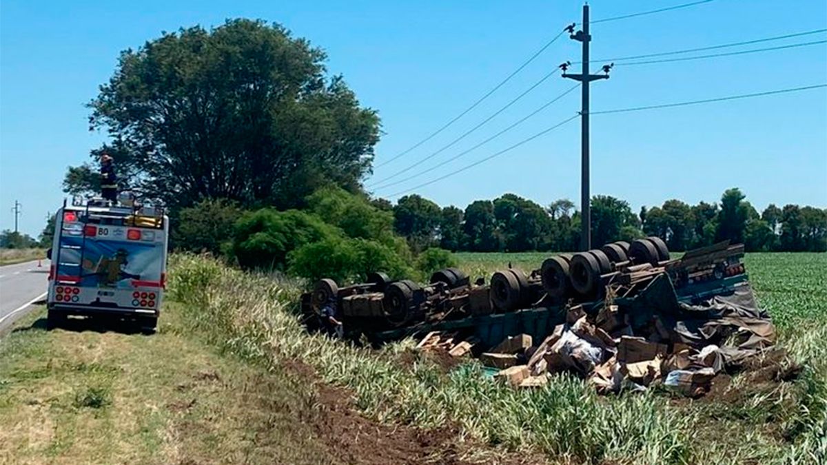 Tragedia en Córdoba un camionero murió al volcar sobre la ruta 4