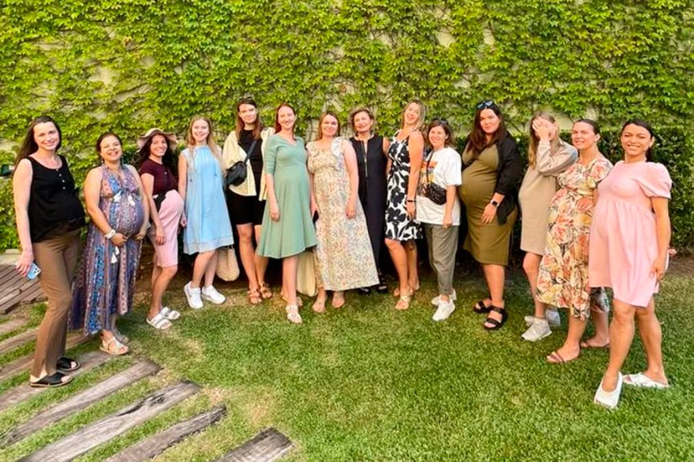 Un grupo de mujeres rusas embarazadas en la Argentina posan juntas 