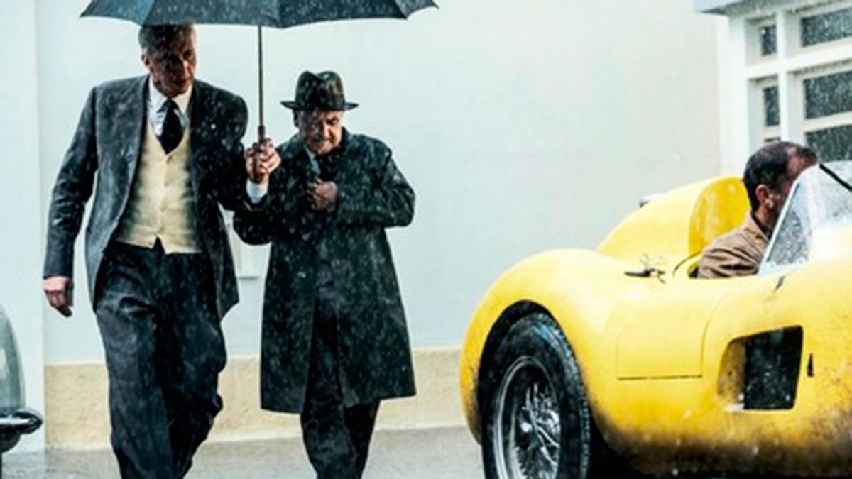 Adam Driver luce irreconocible como Enzo Ferrari. 