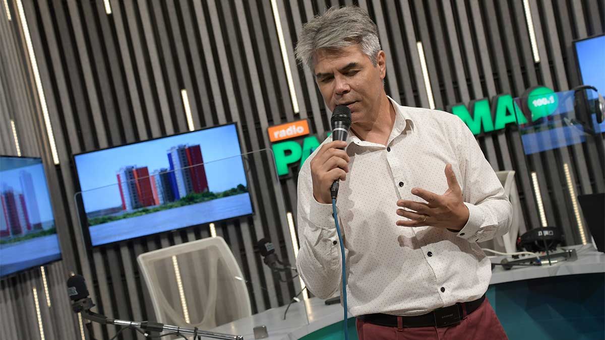 Roberto Cáceres poniéndole tango a la tarde. 