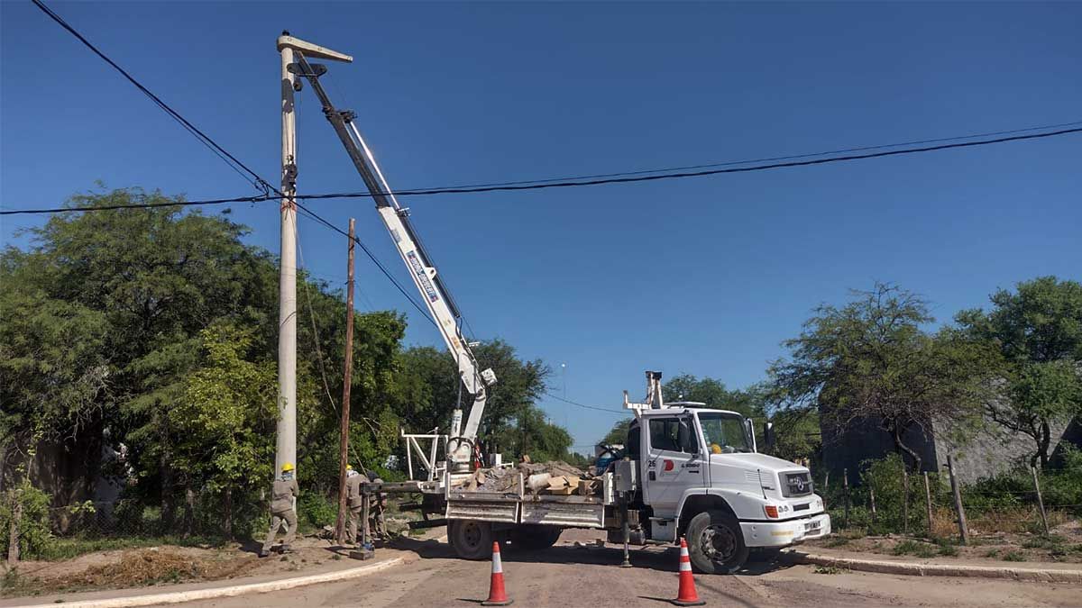 Ejecutan obras para mejorar el servicio de energía eléctrica en Colonia ...
