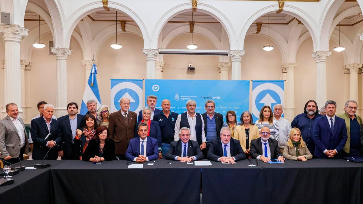 El Gobierno otorgó un aumento salarial del 33,5% a los docentes ...