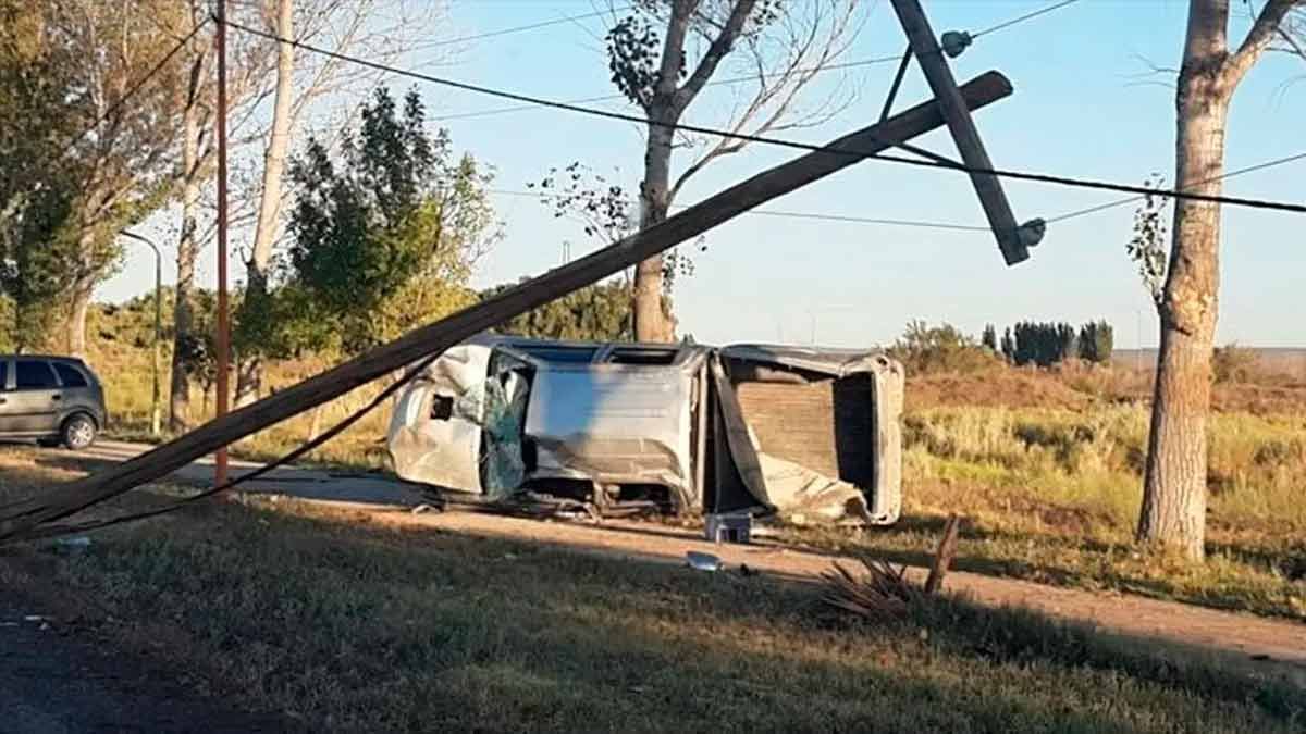 Conmoción: una camioneta chocó contra un poste en la ruta y una joven ...