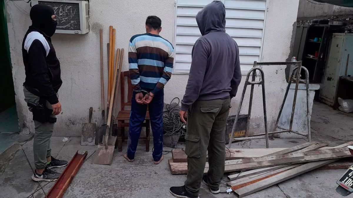 Allanan la casa de un delincuente que se da a la fuga y al que detienen ...