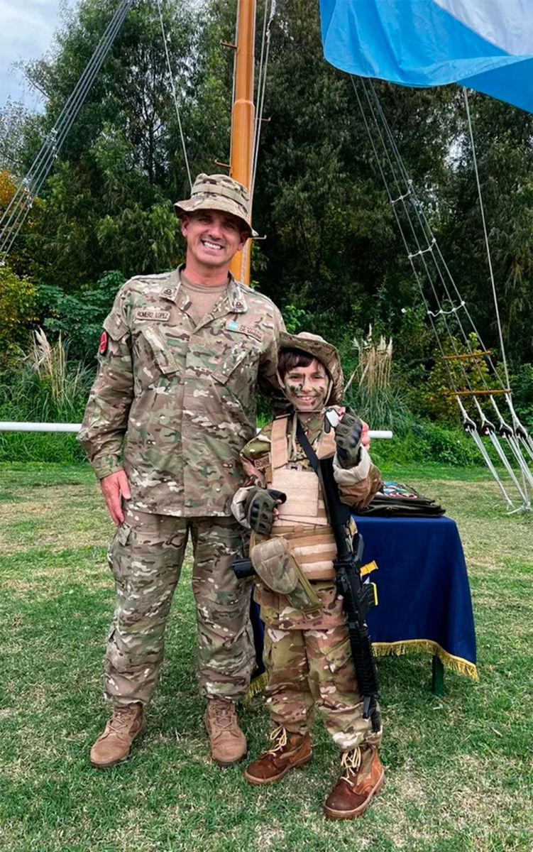 Capitán de Fragata IM Fernando Agustín Romero López, junto a Máximo 