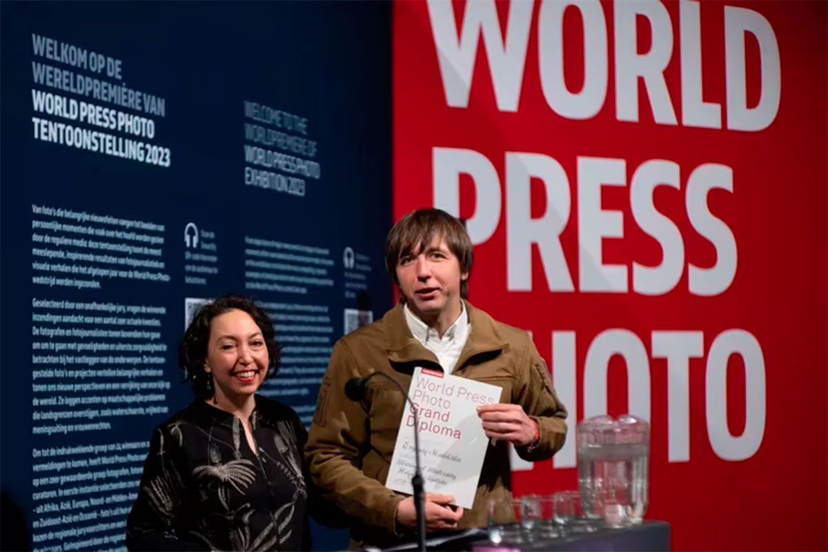 Evgeniy Maloletka recibiendo su premio 