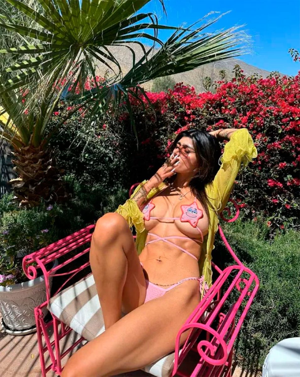 Mia khalifa en traje de baño