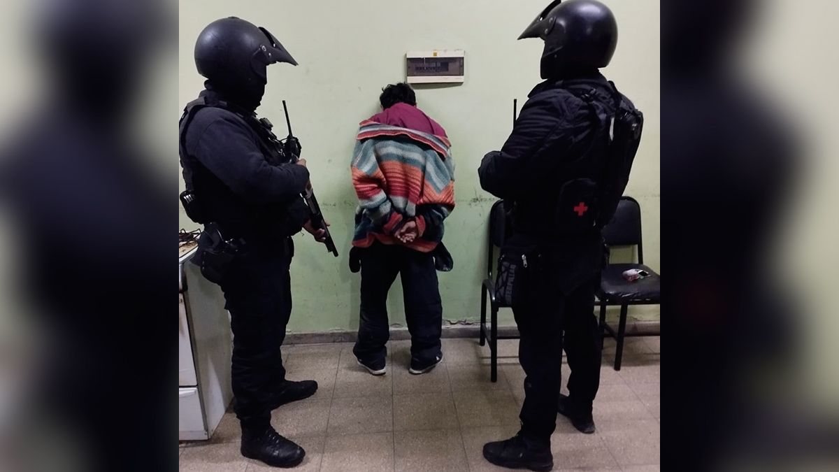 Sorprendieron a un joven de 24 años en el techo de una vivienda y lo ...