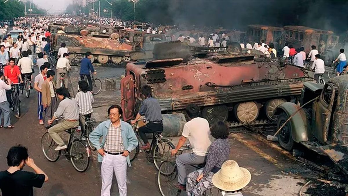Gente junto a restos de vehículos 