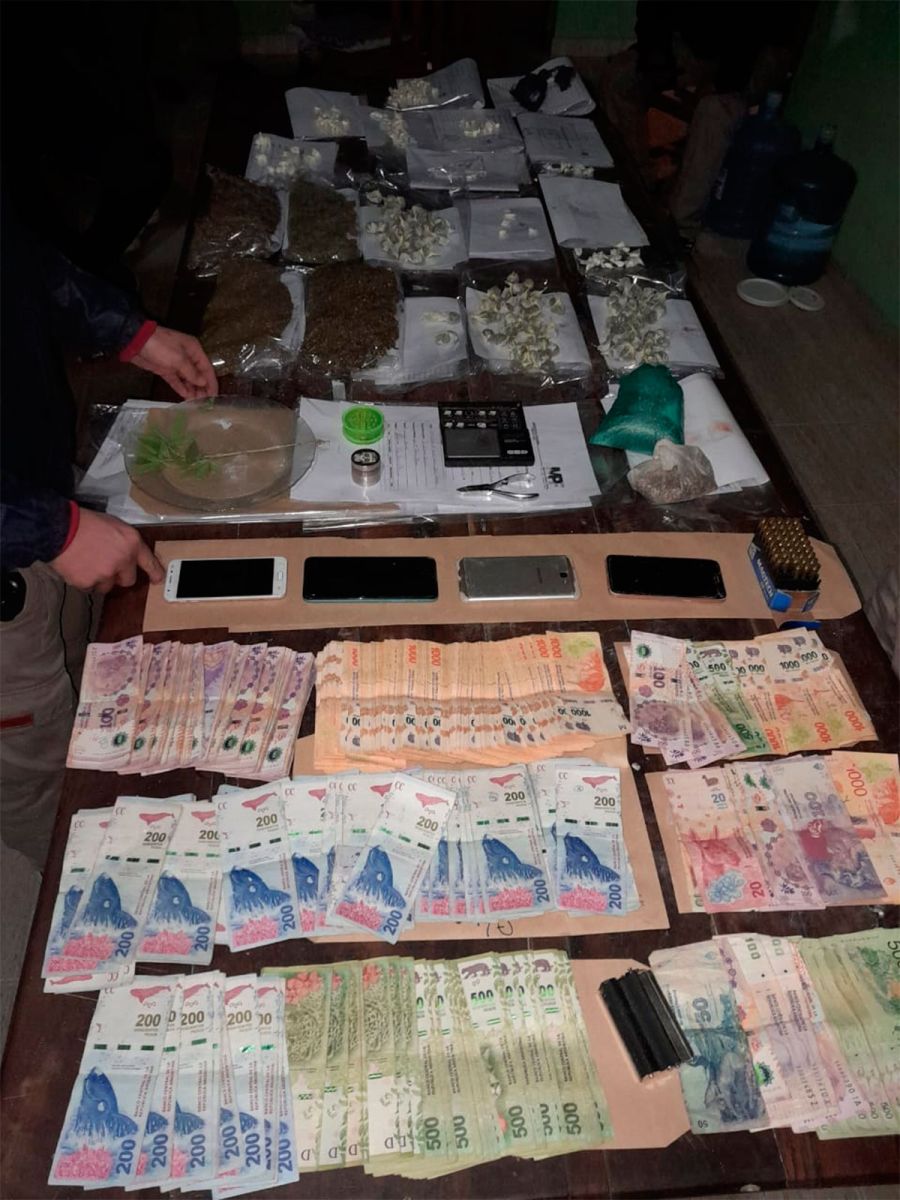 Dinero, celulares y proyectiles 