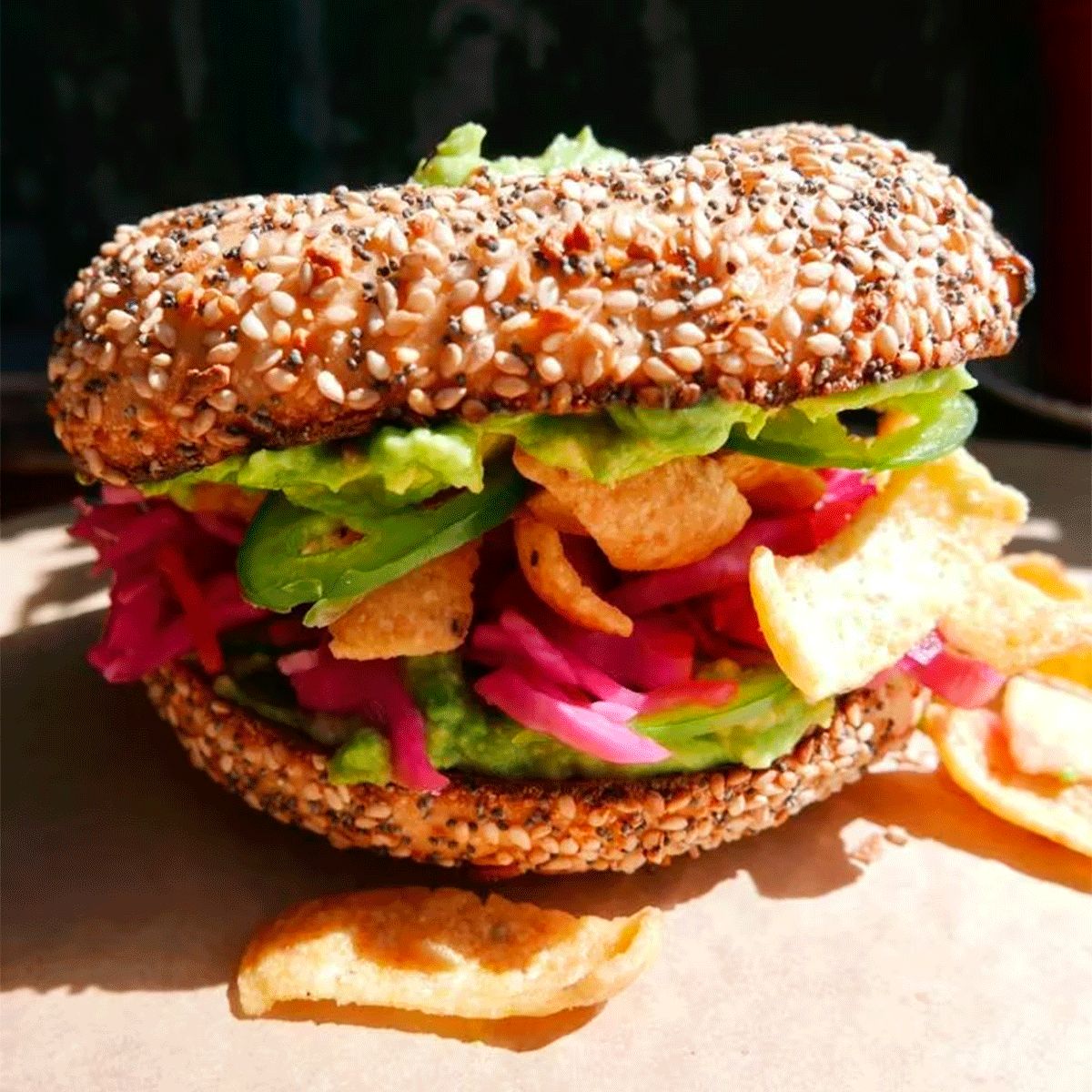 Tostón de palta con chips 
