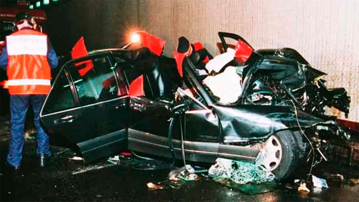 Servicios de emergencia trabajando en el lugar del accidente 