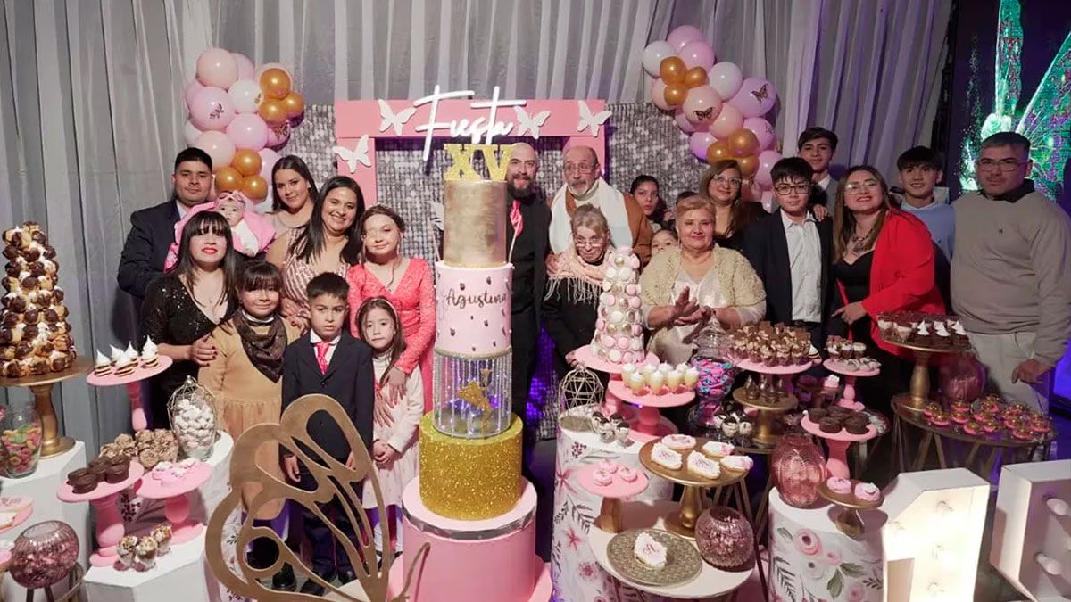 Familia completa. Agustina tuvo a todos sus seres queridos en su fiesta. 