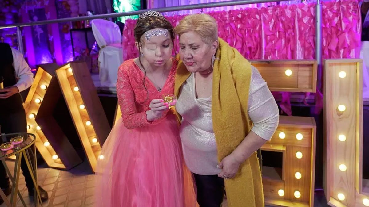 Agustina junto a su abuela 
