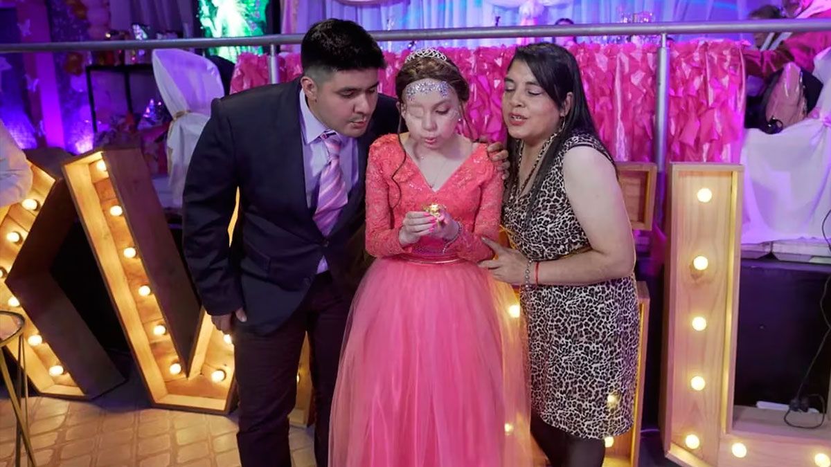 Agustina junto a sus padrinos 