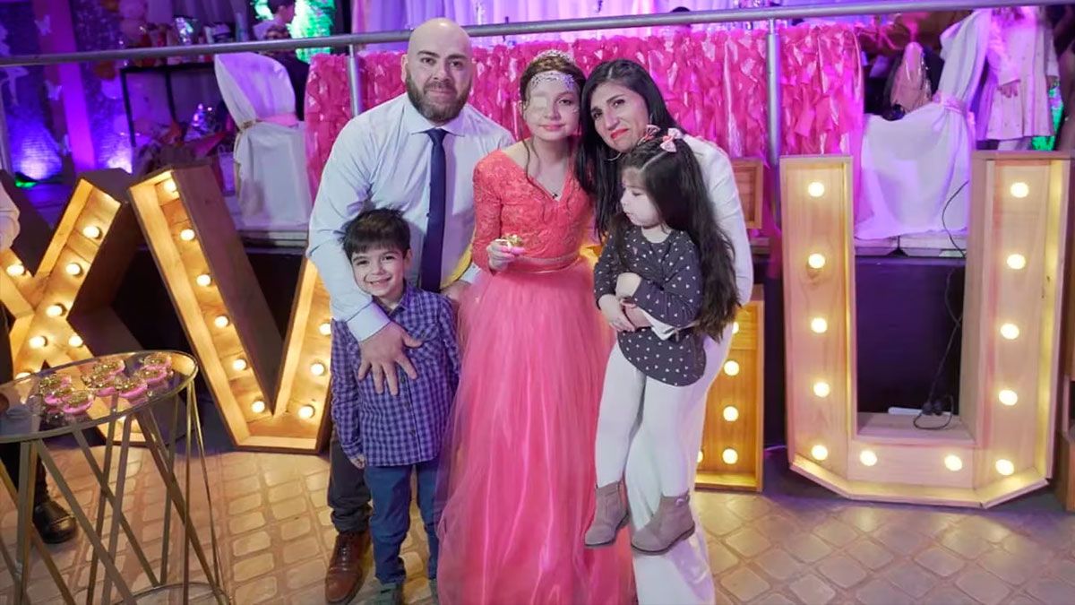 Agustina con sus tíos y sus primos 