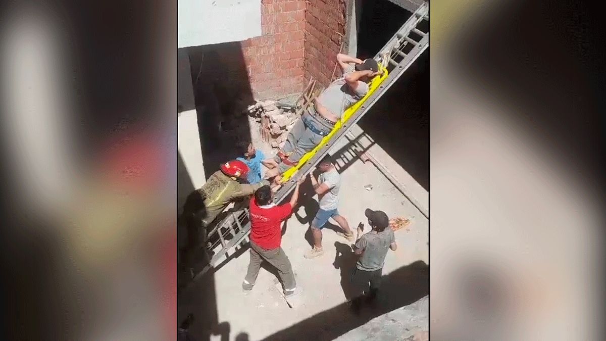 Bomberos de la Provincia rescataron a un obrero que cayó desde una obra ...
