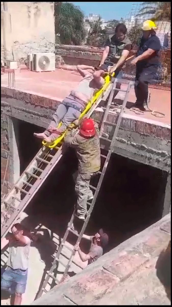 Bomberos de la Provincia rescataron a un obrero que cayó desde una obra ...