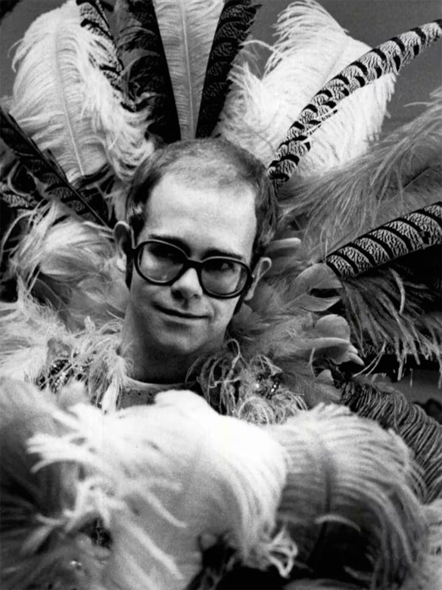 Con la fama, también llegó el exceso, y al bajar del escenario, Elton no hacía más que dedicarse a él (The Grosby Group) 