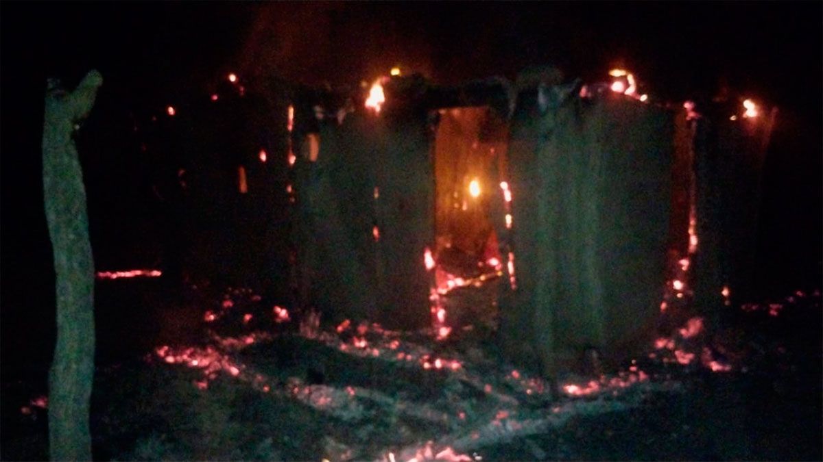 Una familia se salvó de milagro tras el incendio de su humilde vivienda ...
