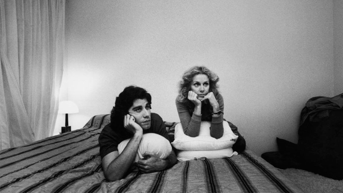 John Travolta y Diana Hyland durante su breve relación. Ella era 18 años mayor que él y murió en 1977 cr: Julian Wassar/Time & Life Pictures/Getty Images 