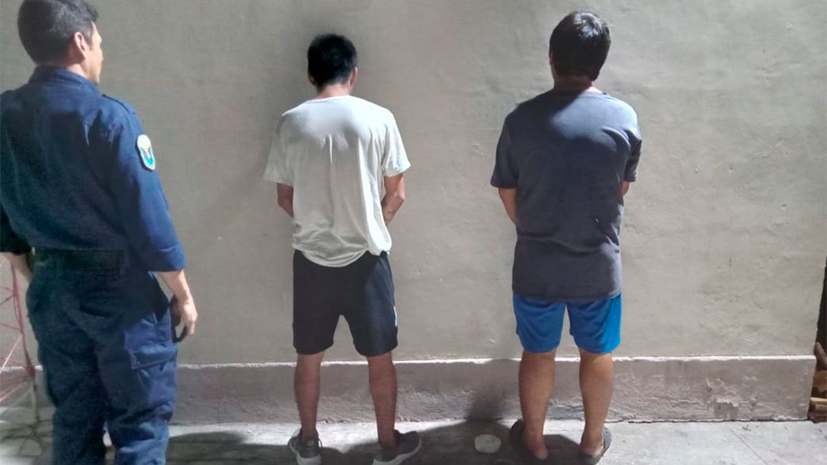 Dos detenidos por amenazar con armas blancas a un kiosquero que no les ...