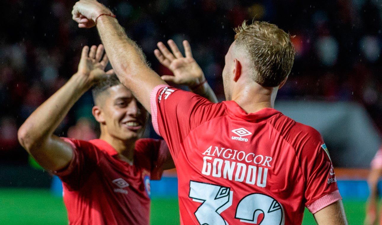 Argentinos goleó a Rosario Central en La Paternal y alcanzó la punta