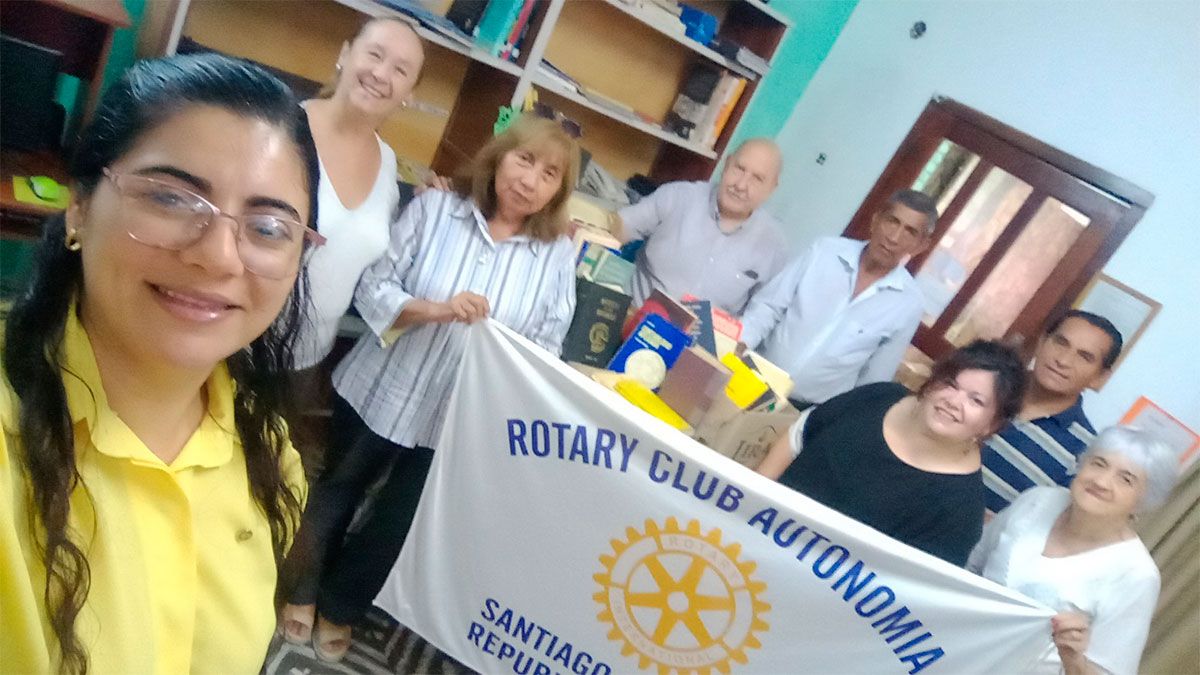Miembros de la comisión directiva y de ambos clubes Rotary, felices con los elementos donados. 