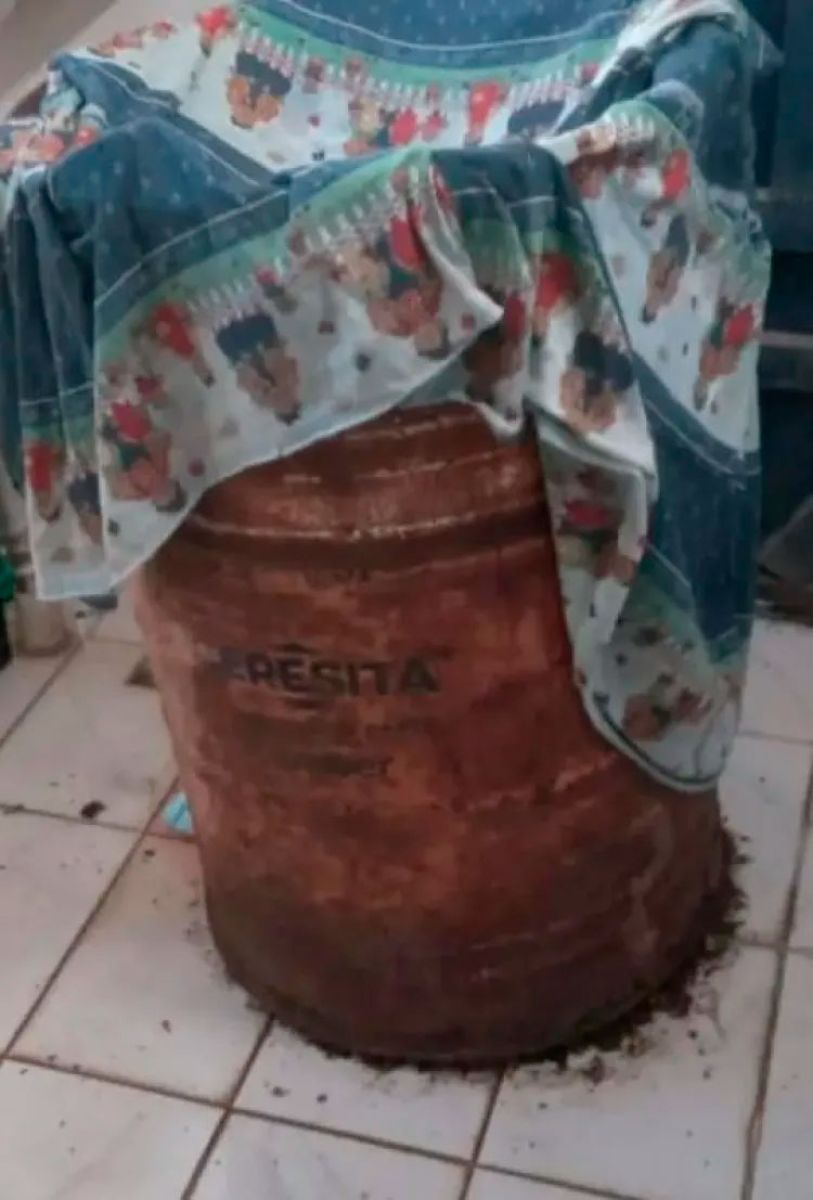 El tambor tapado con una sábana. Allí el asesino ocultó el cadáver que fue descubierto horas después.  