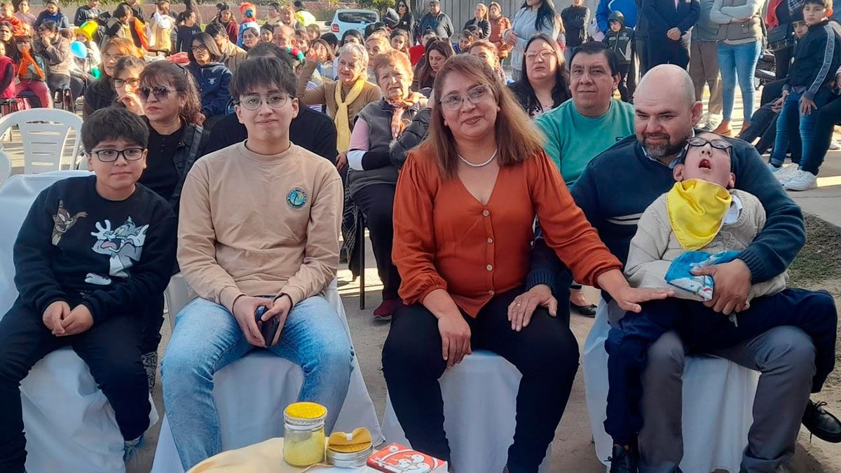 Adriano y su familia, el año pasado, luego de su primera comunión. 