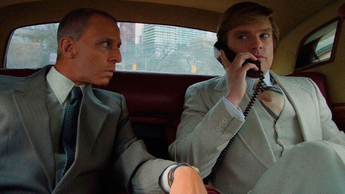 Jeremy Strong en The Apprentice, junto a Sebastian Stan. 