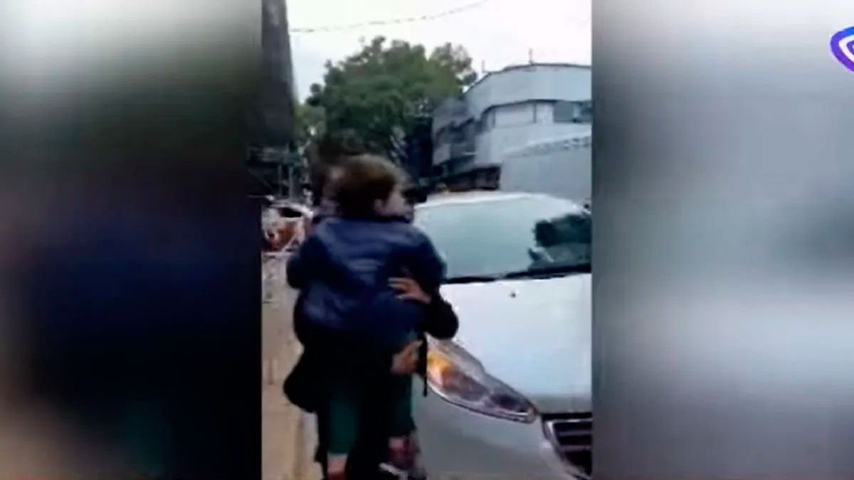 Indignante: una madre dejó a su hijo de 2 años encerrado en el auto y ...
