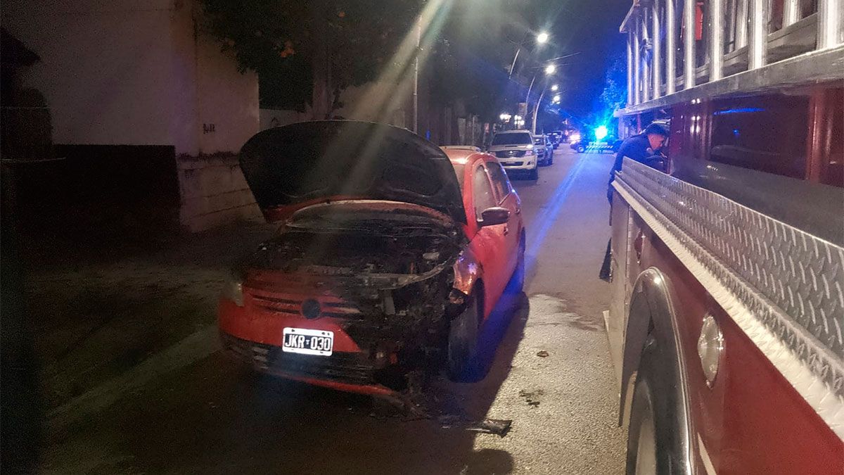 Voraz incendio en pleno centro santiagueño: un auto se prendió fuego ...