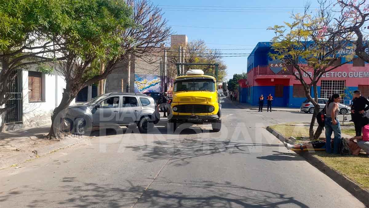 Fuerte choque entre un automóvil y una camioneta terminó con tres ...