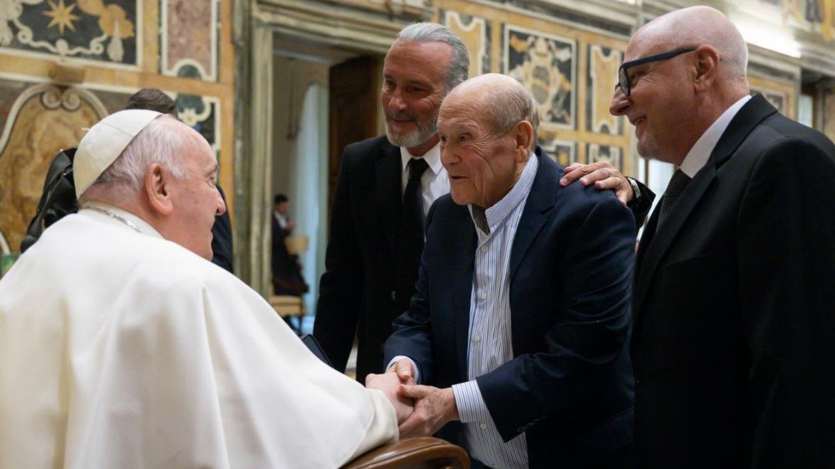 Leo Dan junto al Papa Francisco y Manuel Wirtz 