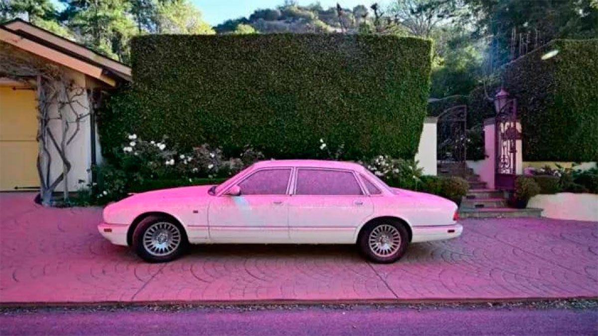 Auto cubierto con el polvo rosa 