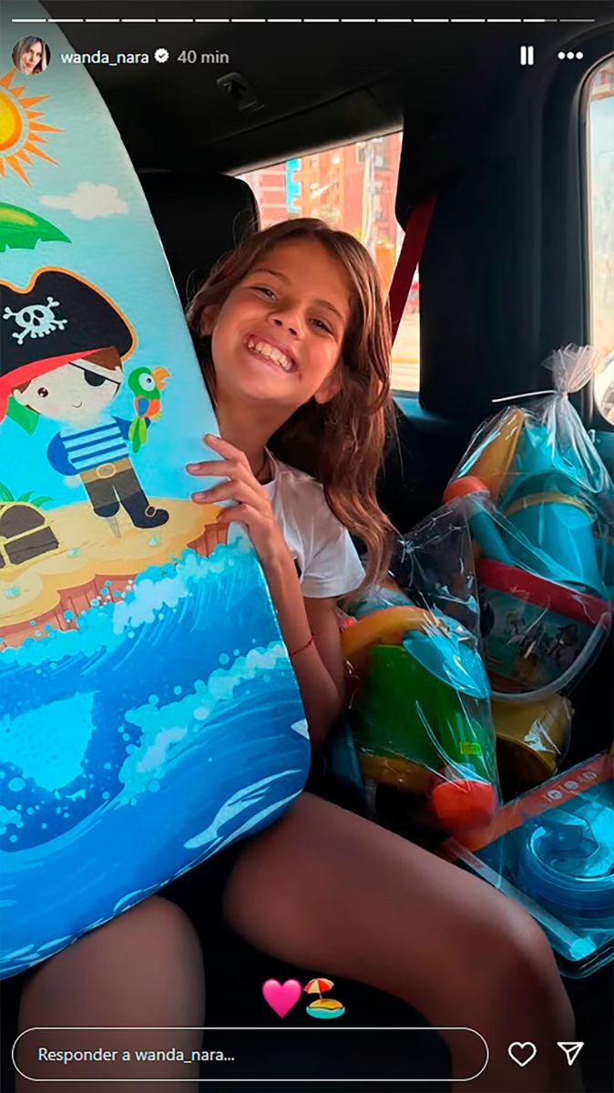 Francesca, con su tabla de surf 