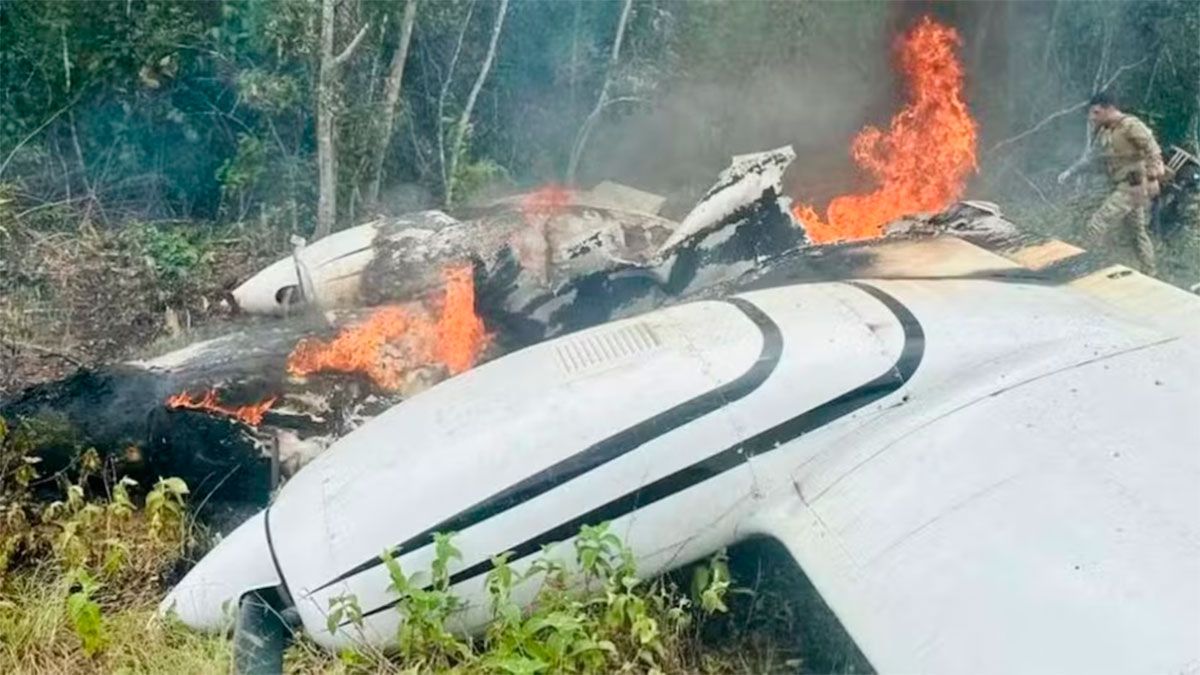 Restos del avión en llamas 