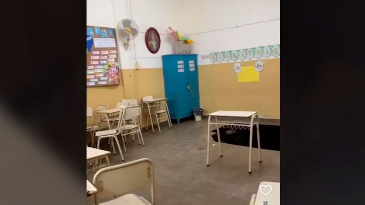 El hueco en el piso del aula 