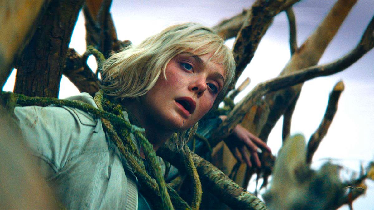 Elle Fanning interpreta a un androide. 