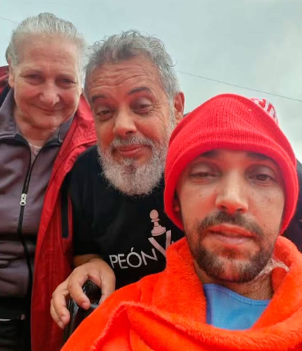 Pablo Grillo junto a sus padres 