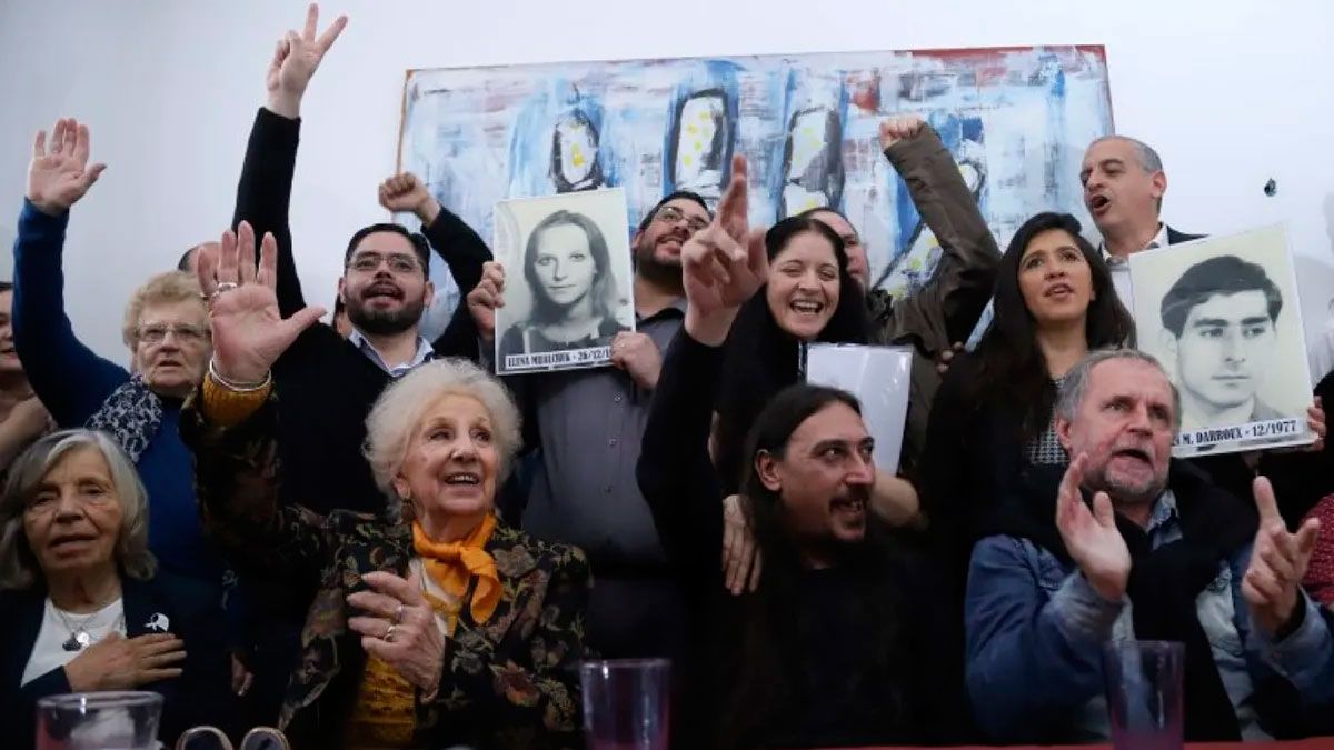 Abuelas de Plaza de Mayo 