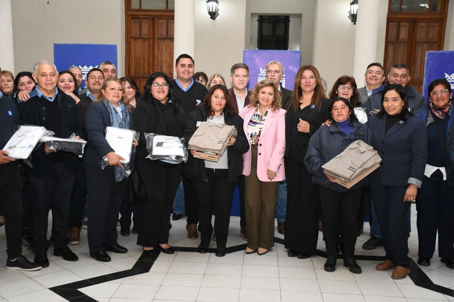 La intendente Fuentes hizo entrega de uniformes para el área de Control ...