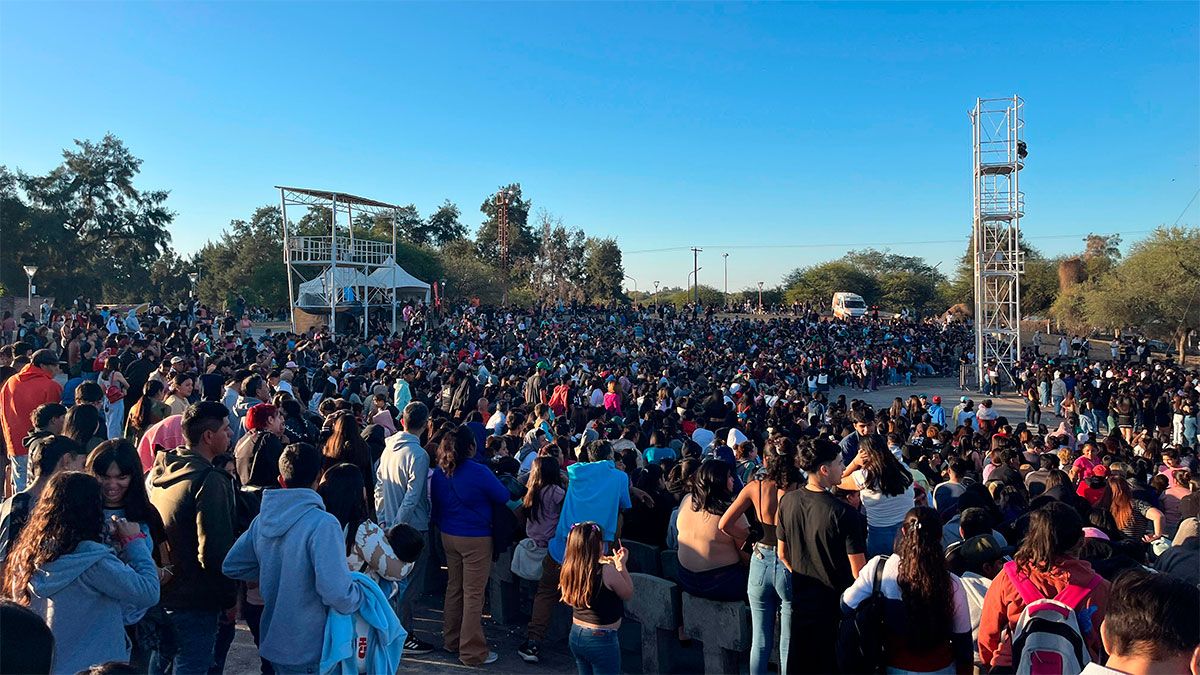 Cientos de santiagueños disfrutan del Festival del Día del Amigo en Plaza Añoranzas - Diario Panorama