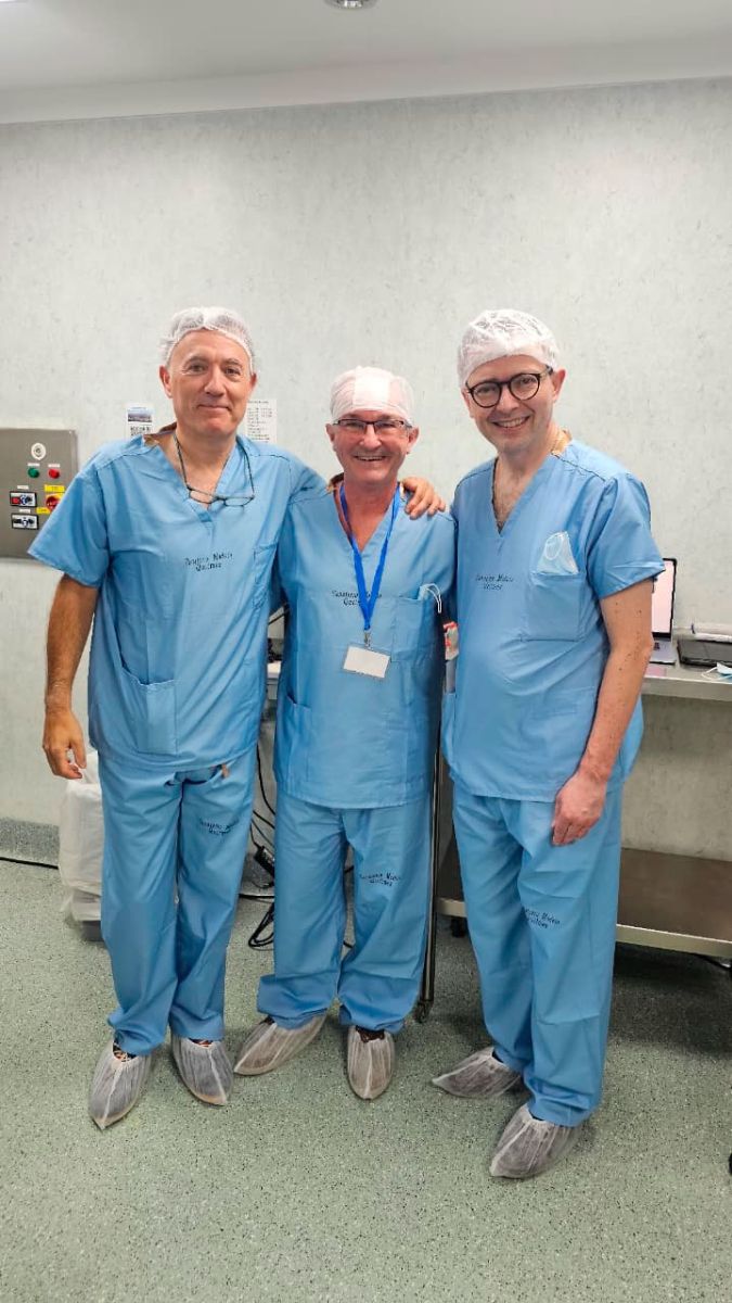 El Dr. Albuixech (centro) junto a los Dres. Benigno Acea Nebril y Cícero de Andrade Urban. 