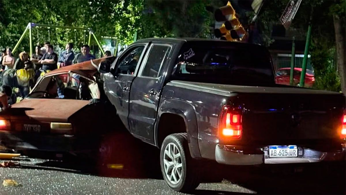 La camioneta se incrustó en el auto 