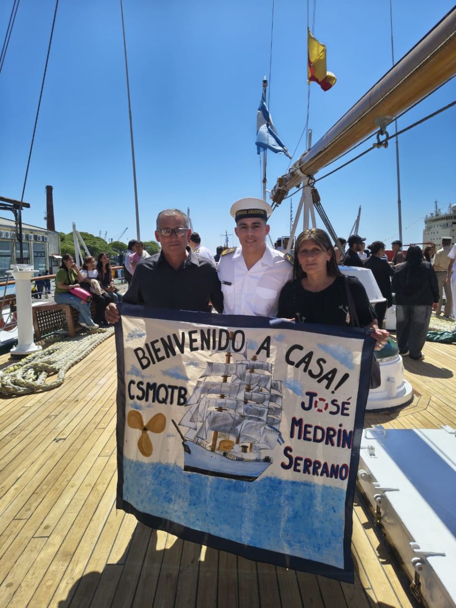 José Medrín Serrano junto a sus padres 