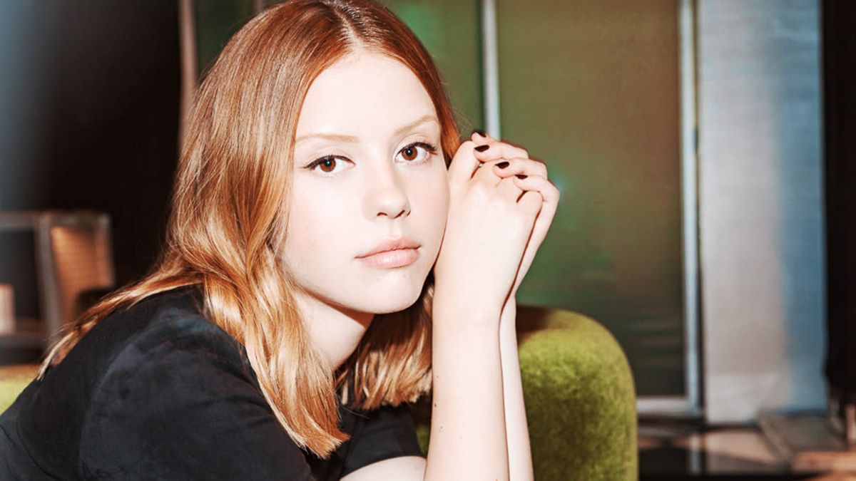 Mia Goth 