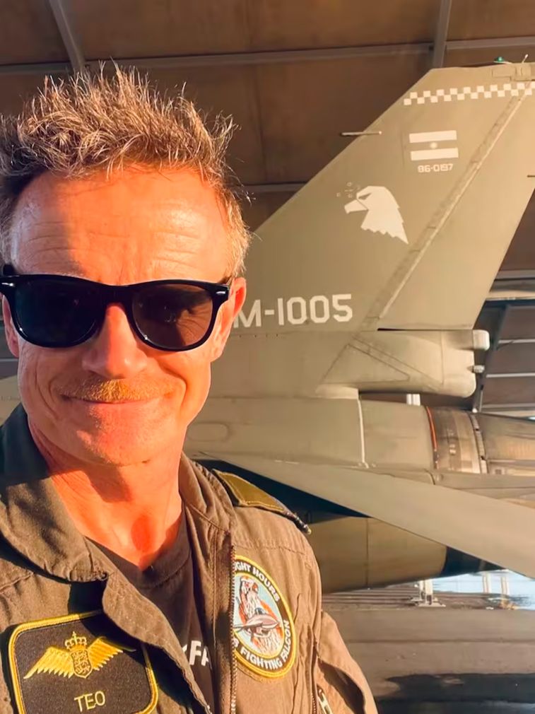 Capitán Troels “TEO” Vang, con más de 20 años de experiencia y actualmente instructor de vuelos de exhibición con F-16 en las fuerzas danesas. 